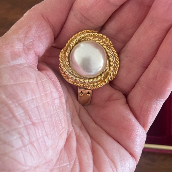 Pearl clip earrings - Picture 4 of 4